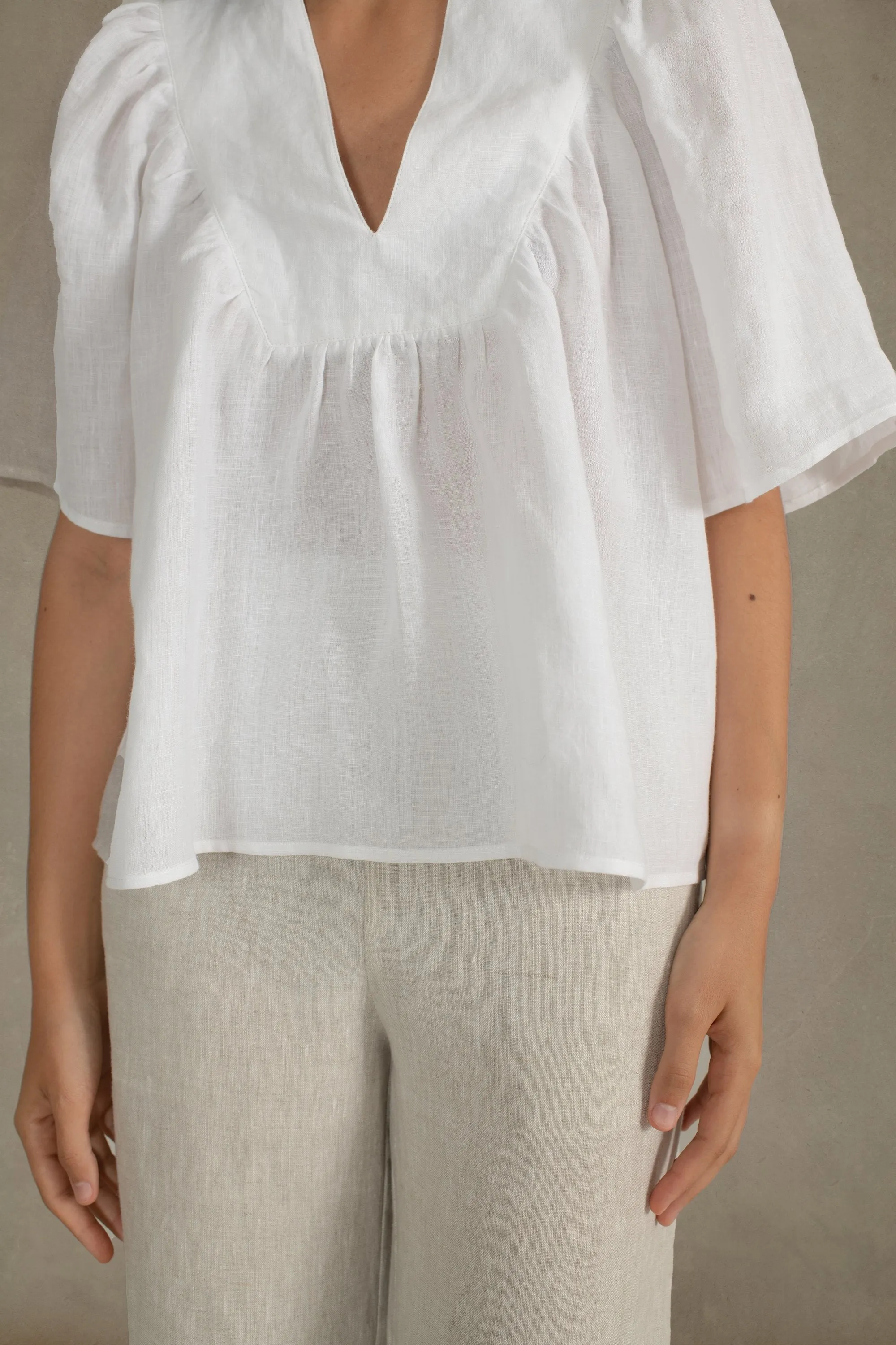 Akadamia Linen Top White